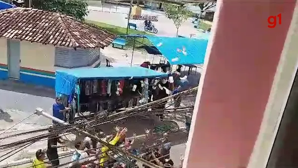 AGORA: vereador do partido comunista do Maranhão joga milhares de reais pela janela da câmara municipal e causa alvoroço diante de uma multidão; VEJA VÍDEO