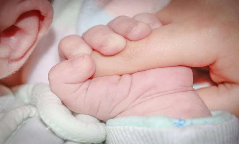 Casal vende filho de oito meses para comprar iPhone 14