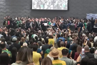 BRASIL: BOLSONARO RECEBE TÍTULO DE CIDADÃO GOIANO EM EVENTO LOTADO E É OVACIONADO POR APOIADORES