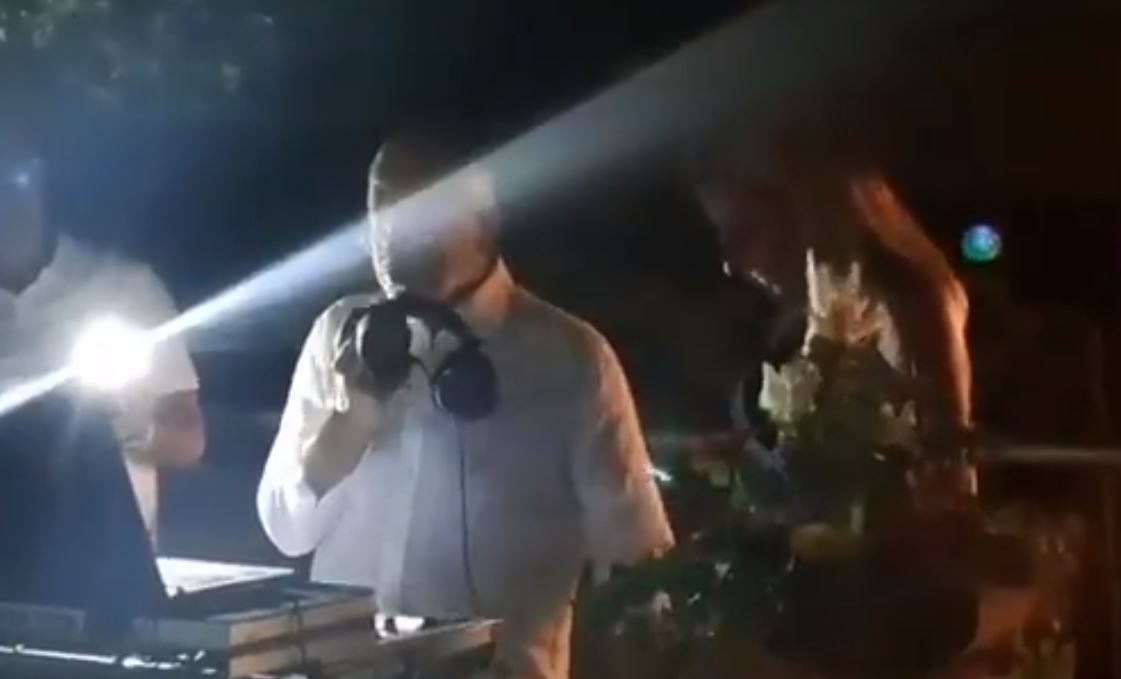 Homem reúne amigos e familiares para expor traição da noiva em “chá revelação”; VEJA VÍDEO