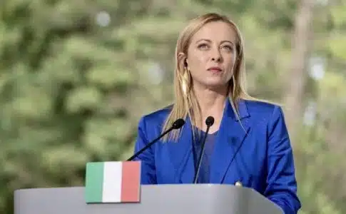 Primeira-ministra da Itália paga calote de turistas italianos