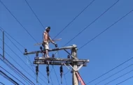 Inusitado: Homem sobe em poste para fugir da PM e deixa centenas de moradores sem energia; Veja Vídeo