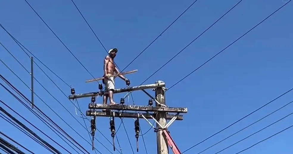 Inusitado: Homem sobe em poste para fugir da PM e deixa centenas de moradores sem energia; Veja Vídeo