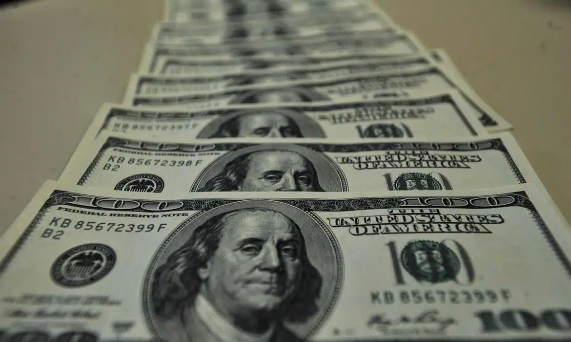 Dólar dispara após corte mais agressivo da Selic; VEJA