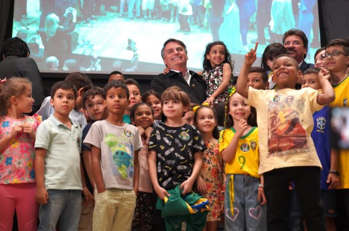 Bolsonaro recebe título de cidadão goiano em evento lotado de patriotas