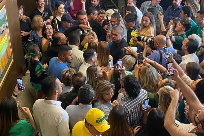 Bolsonaro vai ao dentista e é ovacionado aos gritos de 