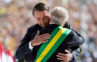Bolsonaro entregou faixa presidencial seis dias antes de Lula assumir