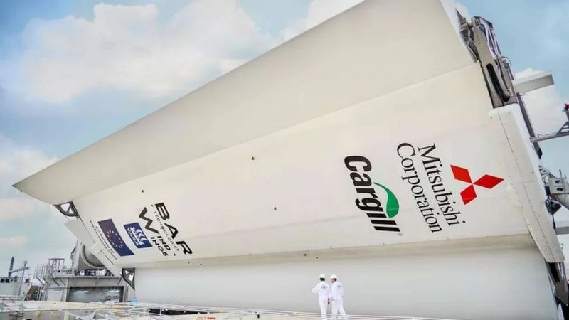 Navio cargueiro 'movido a vento' estreia em viagem ao Brasil