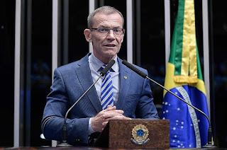 BRASIL: SENADOR PETISTA BATE BOCA COM MORO