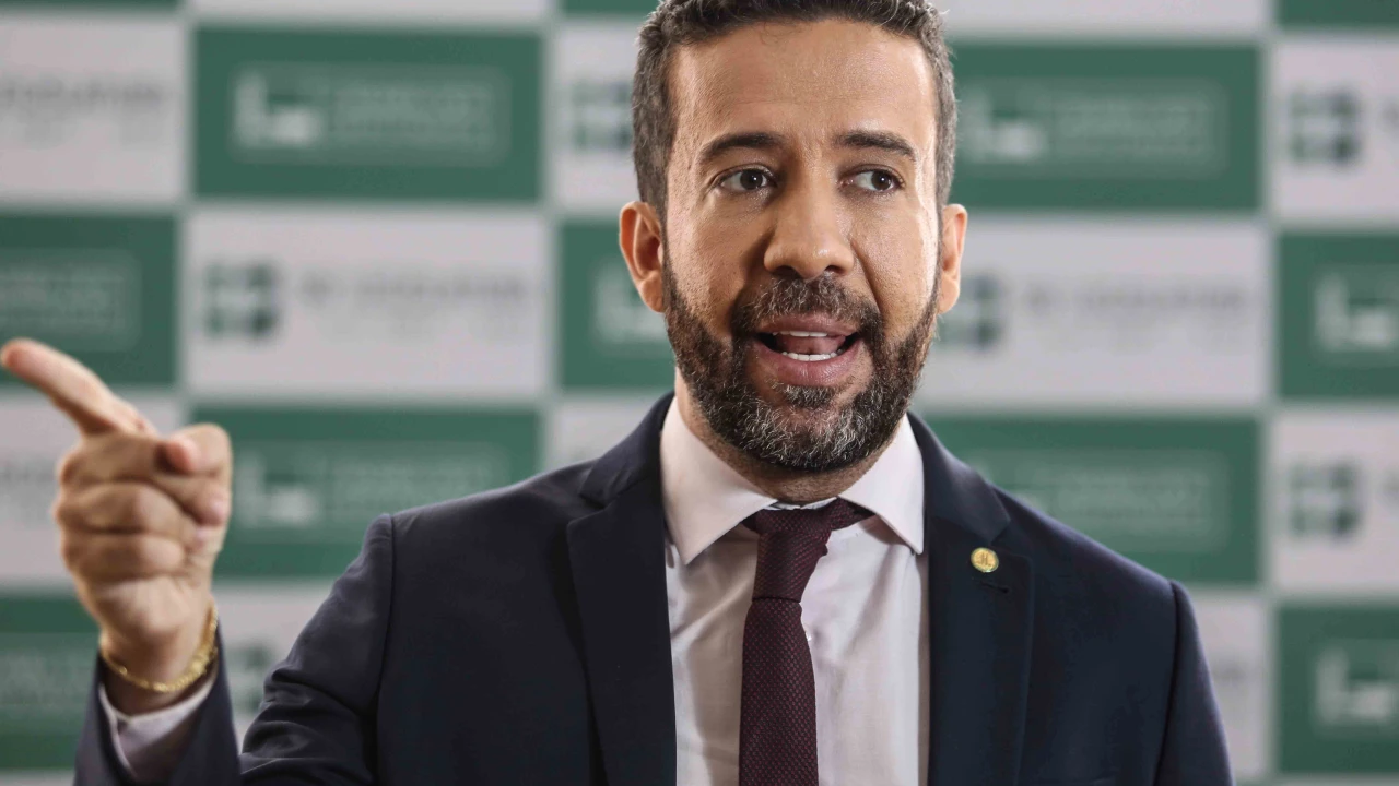 Luiz Fux manda PF conduzir ‘providências preliminares’ contra Janones pelos próximos 60 dias; ENTENDA