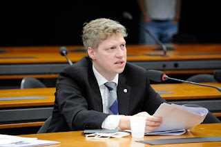 BRASIL: DEPUTADO MARCEL VAN HATTEM CONFRONTA RELATORA DE CPMI SOBRE ATOS DE MORAES
