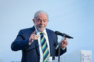 MUNDO: LULA PAUSA DISCURSO E PÚBLICO SE MANIFESTA ACHANDO QUE HAVIA ENCERRADO