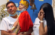 Menino agradece a Deus por superar câncer, após fim de tratamento