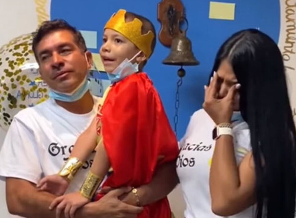 Menino agradece a Deus por superar câncer, após fim de tratamento