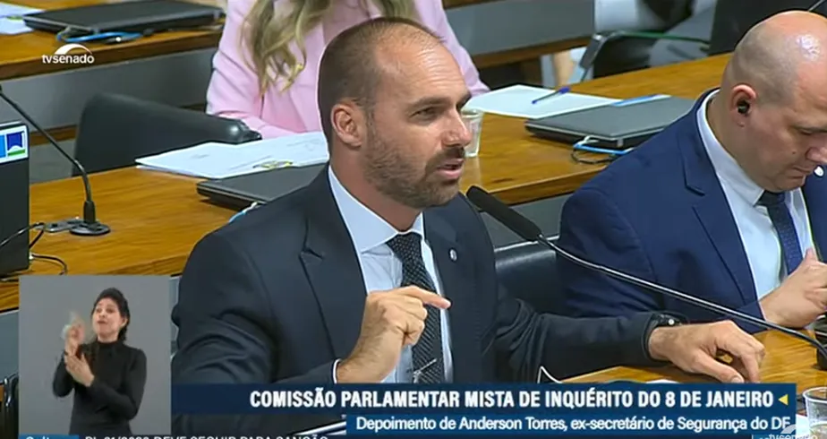 Comissão aprova PEC de Eduardo Bolsonaro que torna inviolável o sigilo de comunicações em meio digital; entenda