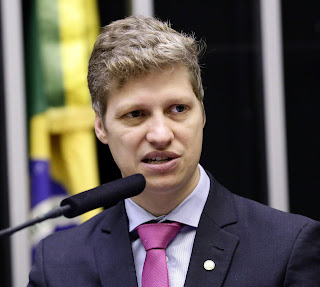 BRASIL: DEPUTADO MARCEL VAN HATTEM FAZ DISCURSO IMPACTANTE SOBRE MANIFESTANTE PRESO A MANDO DE MORAES