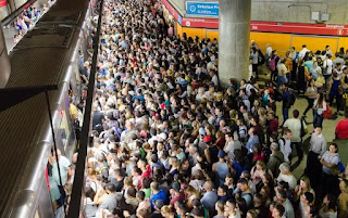 VÍDEO: APAGÃO FAZ ESTAÇÕES DE METRÔ FICAREM LOTADAS