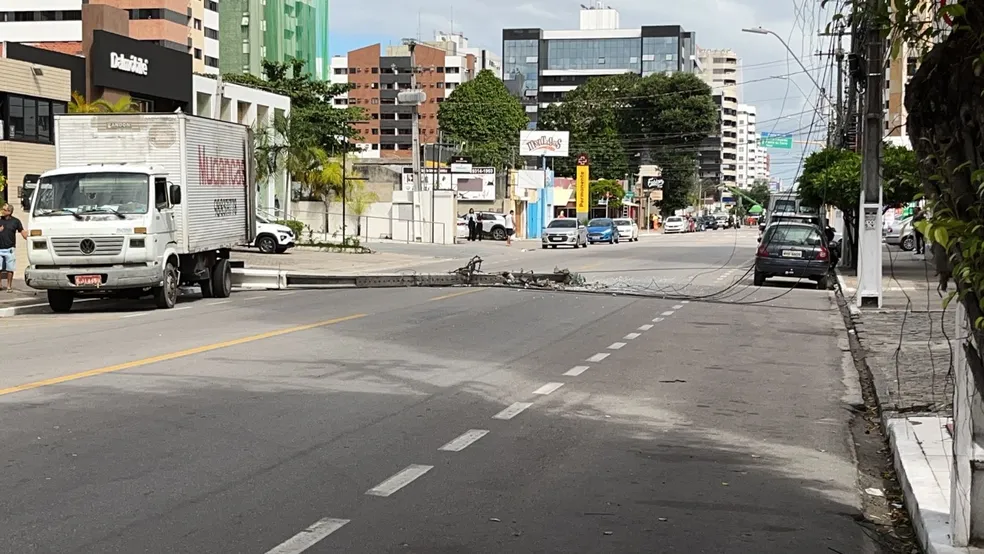 Caminhão derruba poste e deixa parte da Ponta Verde, em Maceió, sem energia elétrica