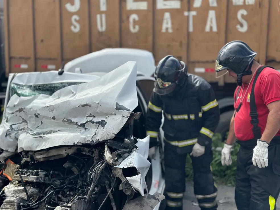 Taxista morre em colisão frontal com caminhão na Ladeira do Catolé, em Satuba