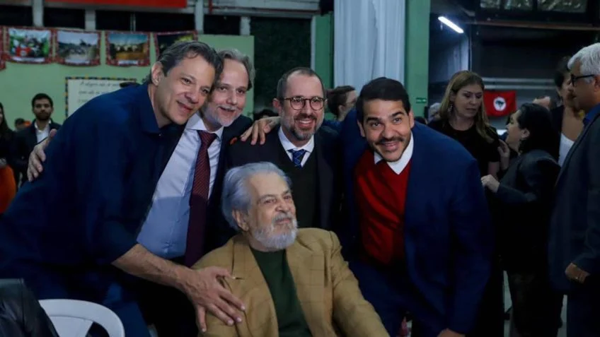 Cotado para o STF é homenageado em jantar com Dirceu, MST e políticos do PT