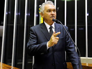 BRASIL: GENERAL GIRÃO HOMENAGEIA ADVOGADO QUE CONFRONTOU MORAES NO STF