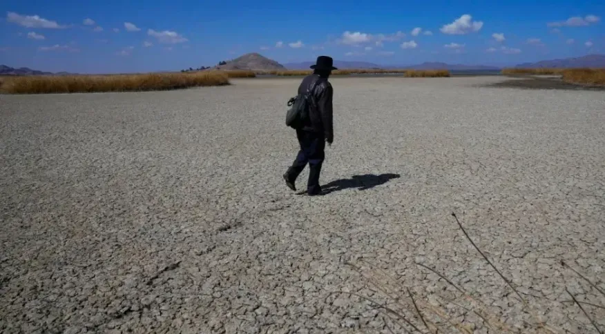 Lago Titicaca, o corpo de água navegável mais alto do mundo, está secando