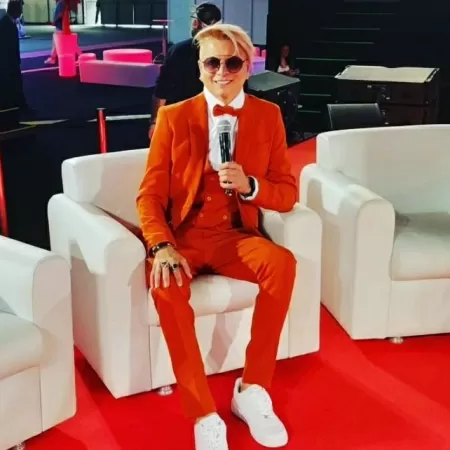 Repórter é preso em flagrante após ser acusado de abuso por menor dentro de banheiro em evento de moda