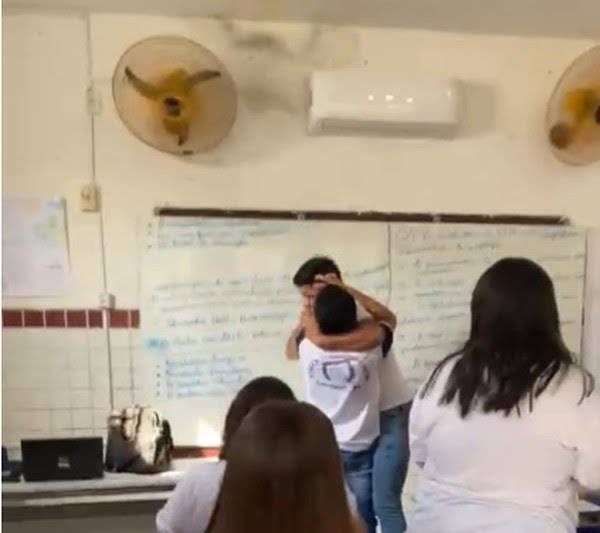 Professor e aluno trocam socos dentro de sala de aula em escola na PB; VEJA VÍDEO