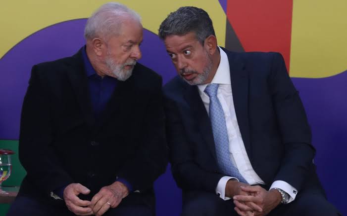 Jornalista de esquerda compara componentes do Centrão a ladrões, entenda