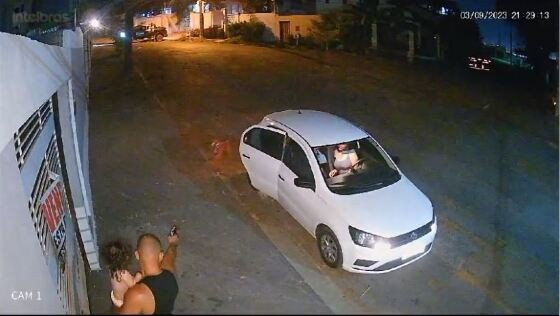 Cachorro tenta atacar policial com filha no braço e é morto a tiros; VEJA VÍDEO