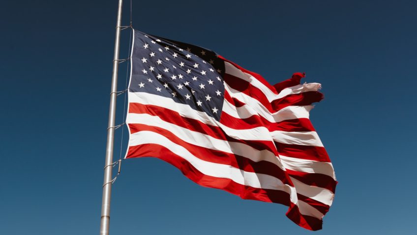 EUA promete recorde de vistos a brasileiros em 2023 e redução de filas; VEJA VÍDEO