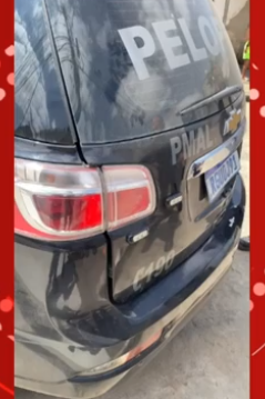 Homem é preso em Arapiraca após atropelar pedestre, chutar PMs e depredar viatura