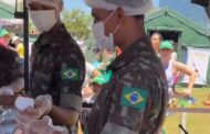 Soldados do exército servem lanche para militantes de esquerda que compareceram ao desfile em Brasília: 