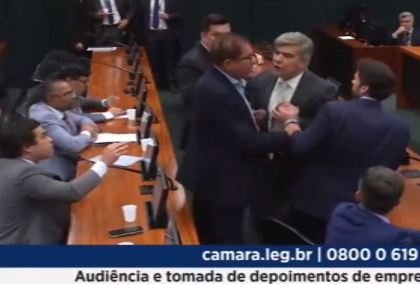 CONFUSÃO: deputado parte para cima de outro parlamentar na CPI durante discussão, 