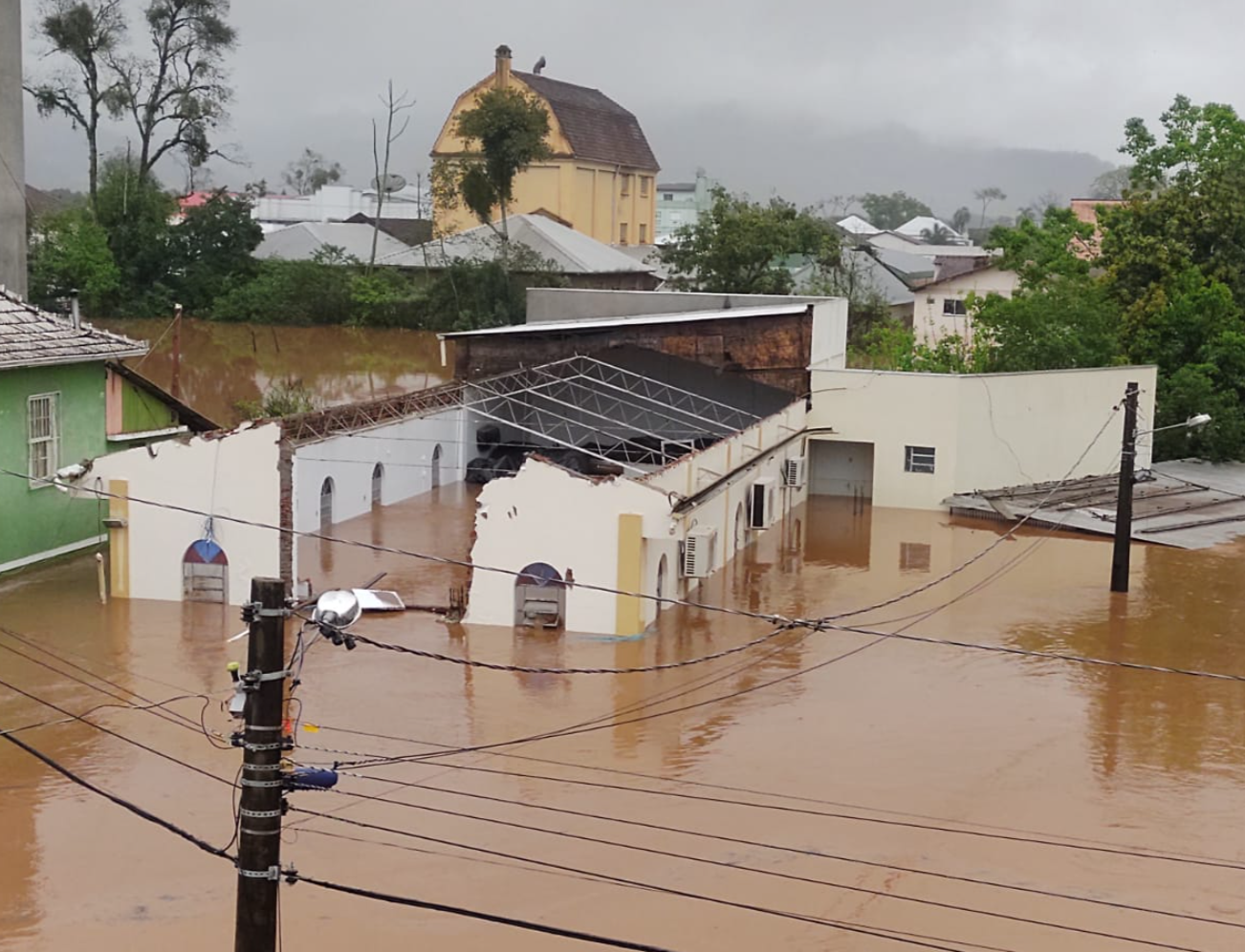Pastor pede ajuda para reconstruir igreja destruída por ciclone