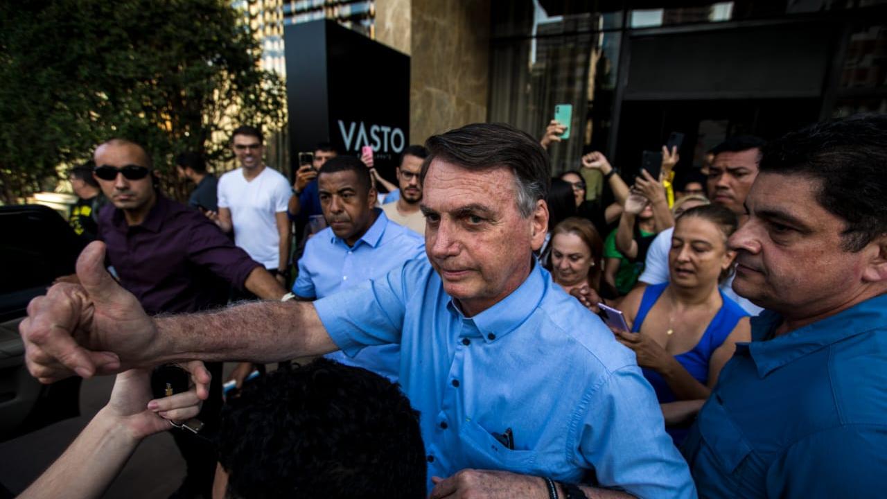 Bolsonaro almoça com aliados e é ovacionado por apoiadores pelas ruas de Fortaleza; VEJA VÍDEOS