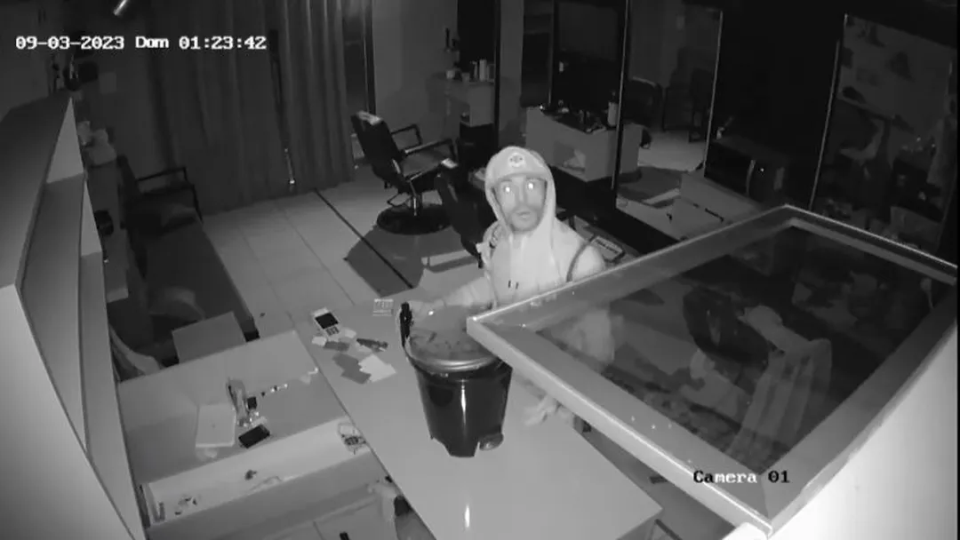 Assaltante invade barbearia em Arapiraca e furta perfumes e eletrônicos: 'Prejuízo de R$ 10 mil'