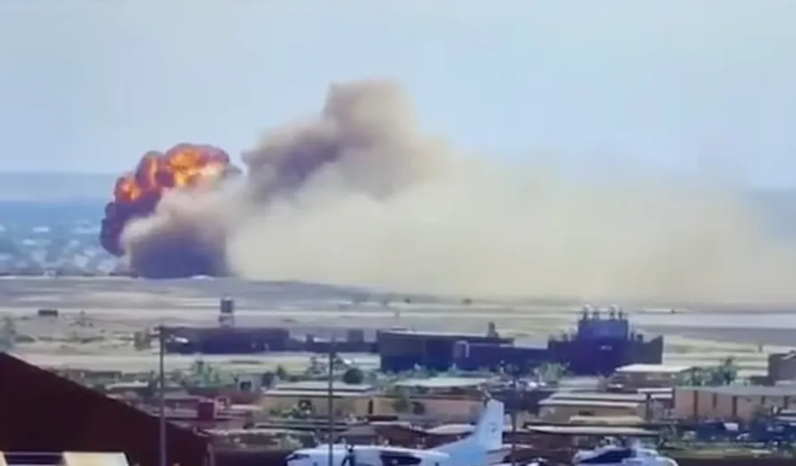Vídeo impressionante captura explosão surpreendente de avião soviético durante pouso no Mali; VEJA