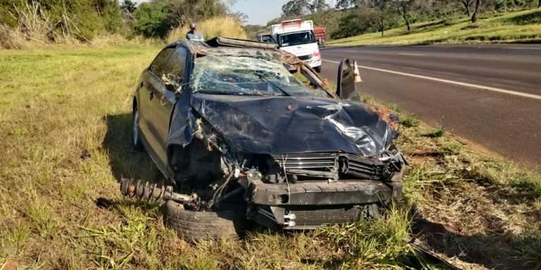 Funcionário de lava-jato pega carro de cliente escondido e capota veículo na BR-153