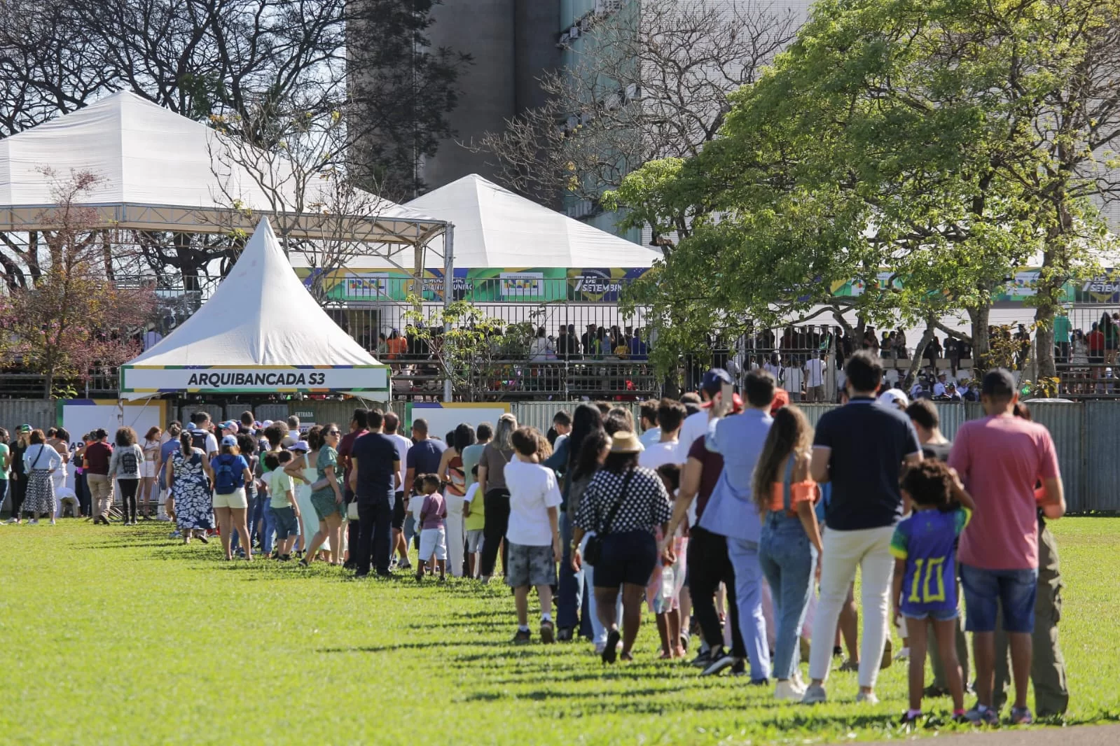 Os tarados foram ao desfile: homens são presos por abusar de crianças e mulheres durante o desfile na Esplanada