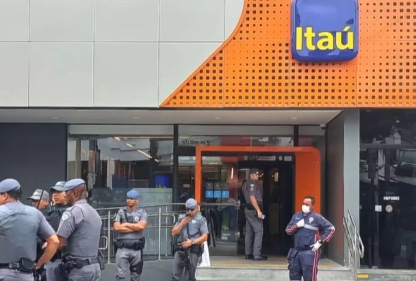 Gerente de banco morre após ser feita de refém dentro de agência em SP
