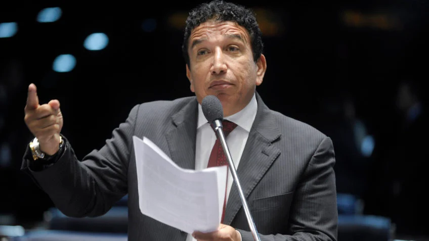 Pacheco é quem pode barrar ativismo judicial, diz Magno Malta