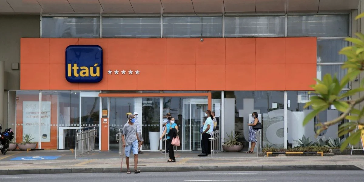 78 agências fechadas e corte de gastos: Itaú define mudança drástica e deixa clientes sem explicações