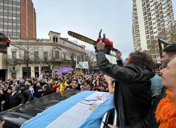 Milei chama Lula de socialista com “vocação totalitária” e diz que não terá relação com o petista