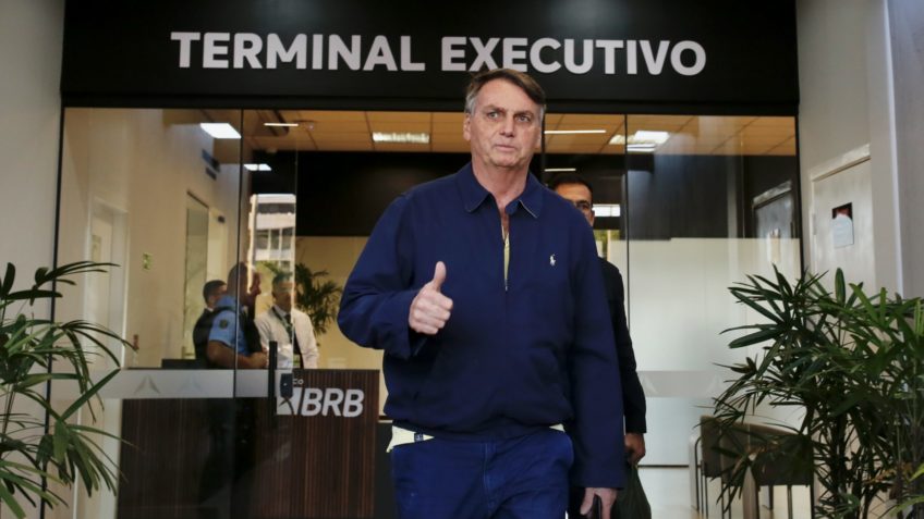Bolsonaro chega a Brasília e evita falar por recomendação médica