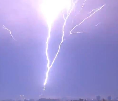 IMPRESSIONANTE: raio de 12 segundos surpreende moradores de Meca, na Arábia Saudita; VEJA VÍDEO