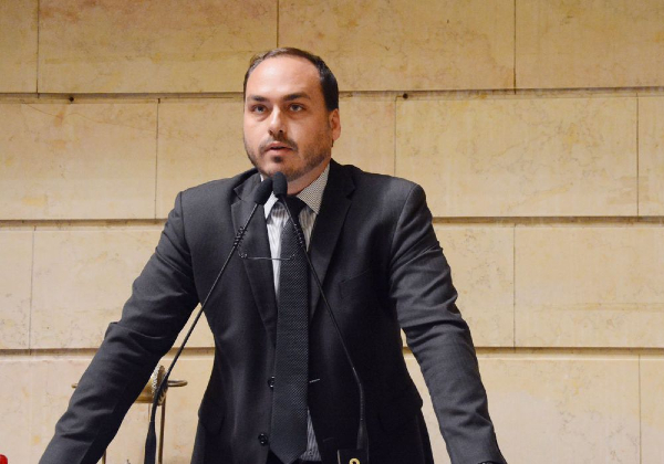 Carlos Bolsonaro propõe que vítimas de estupros ouçam batimentos de feto antes de aborto legal