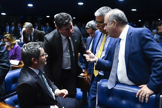 Oposição consegue assinaturas para apresentar plebiscito sobre aborto