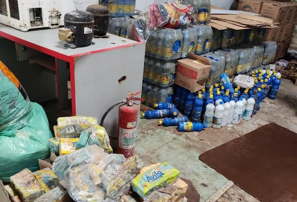 Fiscalização interdita distribuidora e apreende 5 toneladas de produtos vencidos e estragados em Maceió