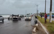Motorista perde controle do carro, atropela pedestre e capota no Pontal, em Maceió